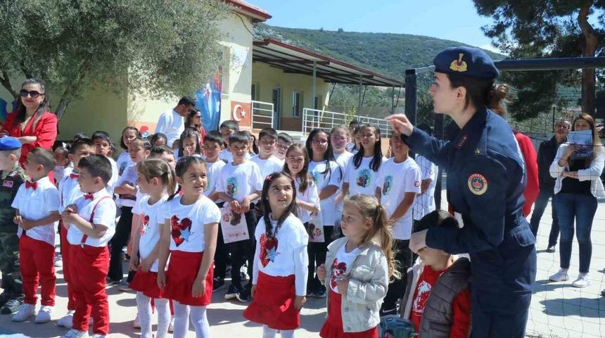 Muğla’da jandarma ekiplerinden öğrencilere trafik eğitimi