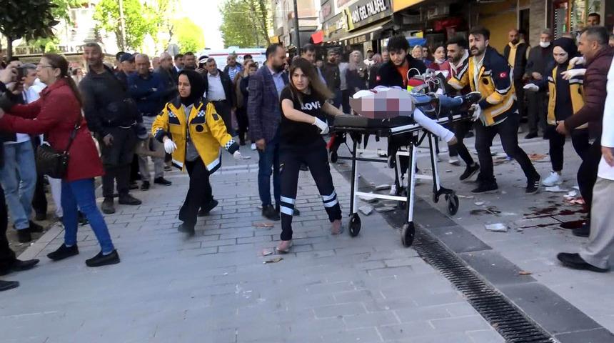 Yolda yürürken başına beton parçası düştü! Acı haber geldi
