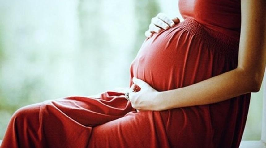 Hamile kadın belindeki silahı &ccedil;ıkarırken...