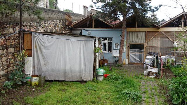 Korku dolu günler geçiriyorlar! Sallanan istinat duvarı evleri tehdit ediyor Arasına kereste koydum o şekilde duruyor