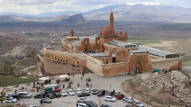 İshak Paşa Sarayı’nı bayramda 8 bin kişi ziyaret etti