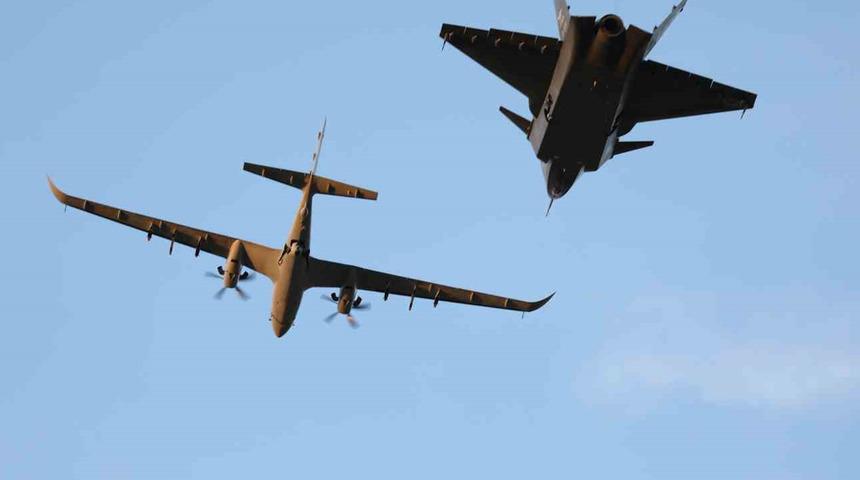 Dünya havacılık tarihinde bir ilk! Bayraktar Kızılelma ve Bayraktar Akıncı kol uçuşu gerçekleştirdi