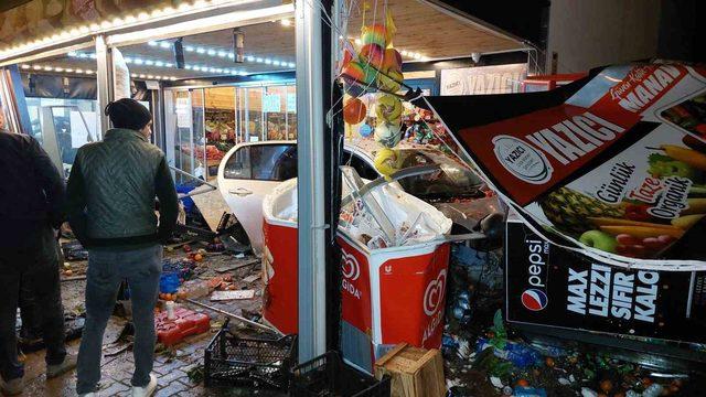 Otomobil bir dükkanın manav reyonuna böyle girdi: 1’i ağır 2 yaralı