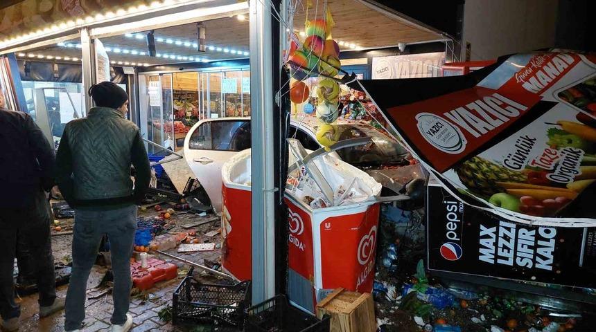 Otomobil bir dükkanın manav reyonuna böyle girdi: 1’i ağır 2 yaralı
