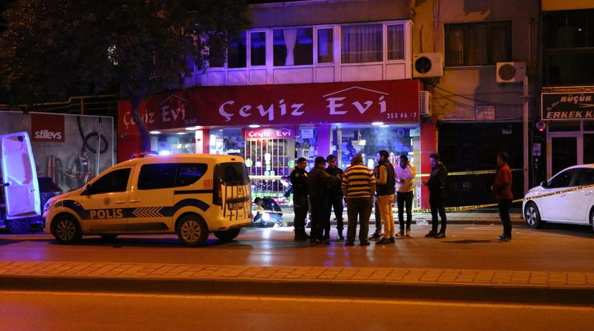 İzmir'de silahlı ve bıçaklı saldırıya uğrayan kişi öldü