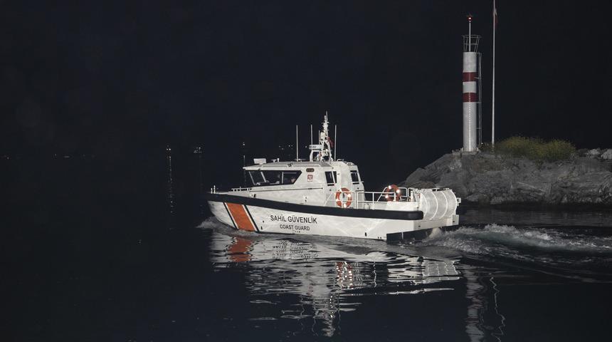 Kartal'da sürat botundan denize düşen kişiyi arama çalışmaları sürüyor