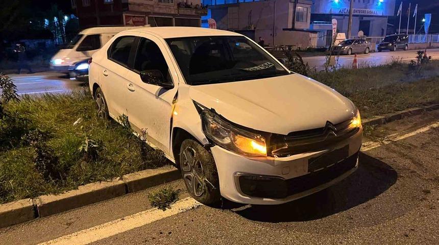 Otomobil refüje çıktı: 1 yaralı