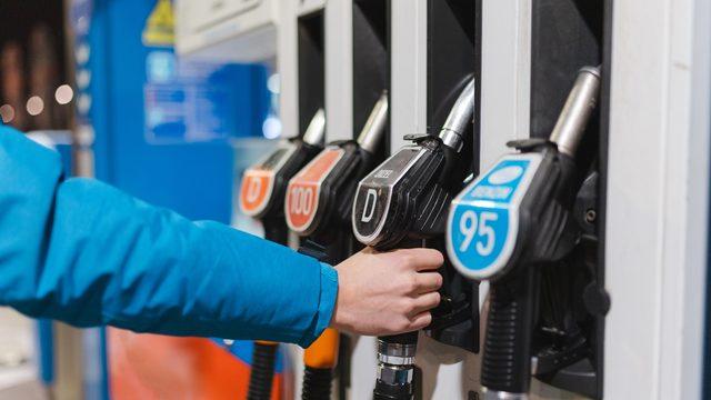 AKARYAKIT FİYATLARI SON DAKİKA | Motorin fiyatları bir aşağı bir yukarı! Salı günü yeniden zam geliyor: Bu kez 1 lira artacak… (19 Ağustos Cumartesi güncel benzin-mazot fiyatı)