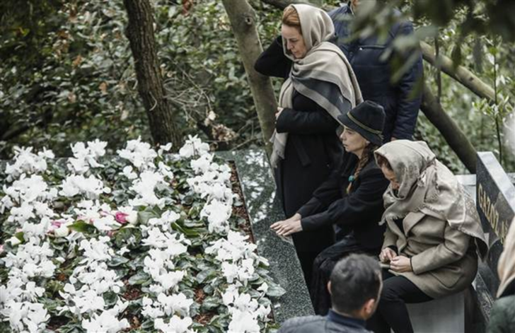 Berna Yılmaz oğlunun mezarı başında G2