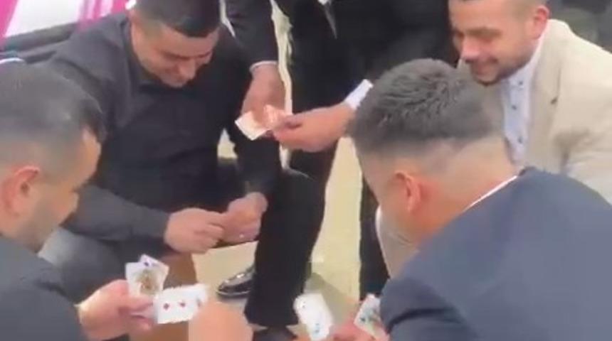 Düğün konvoyunun önünü kestiler, iskambil oynayıp bahşiş aldılar