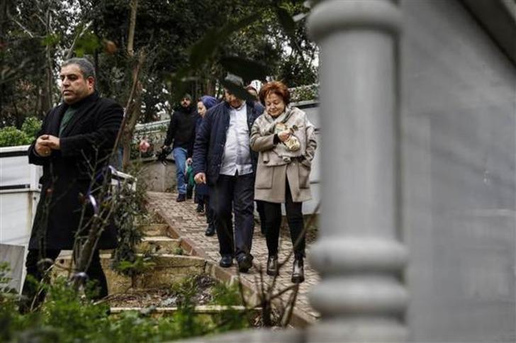 Berna Yılmaz oğlunun mezarı başında G5