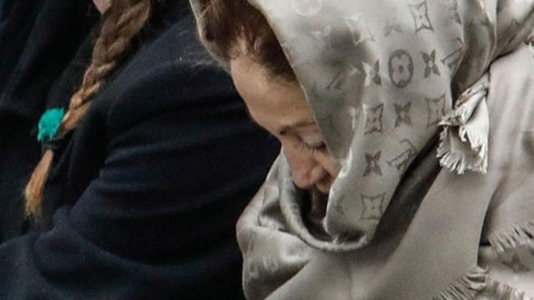 Berna Yılmaz oğlunun mezarı başında