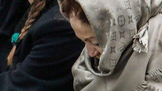 Berna Yılmaz oğlunun mezarı başında