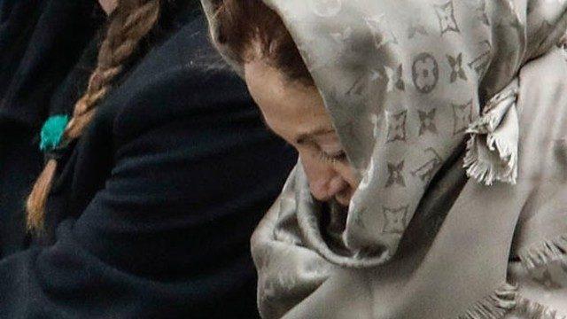 Berna Yılmaz oğlunun mezarı başında