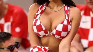 Dünyanın en seksi taraftarı seçilmişti! Sosyal medya fenomeni Ivana Knöll neon pembe mayosuyla yazı çoktan getirdi