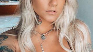 Dövme fenomeni yine hayranlarını heyecanladırdı! Mürekkeplerini göstermek için iç çamaşırıyla kamera karşısına geçti