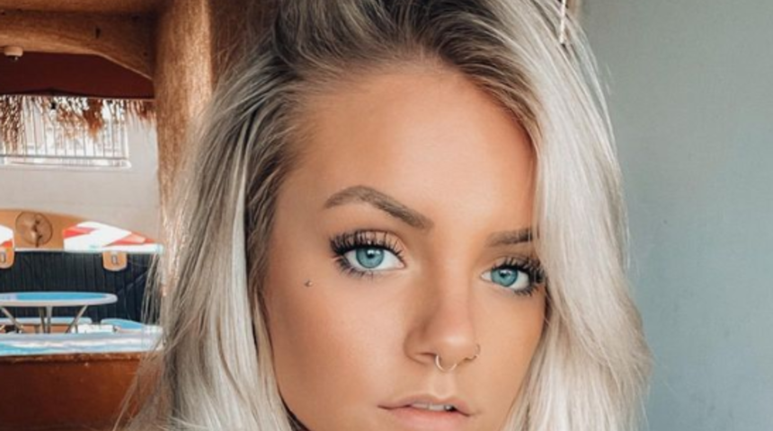 Dövme fenomeni yine hayranlarını heyecanladırdı! Mürekkeplerini göstermek için iç çamaşırıyla kamera karşısına geçti