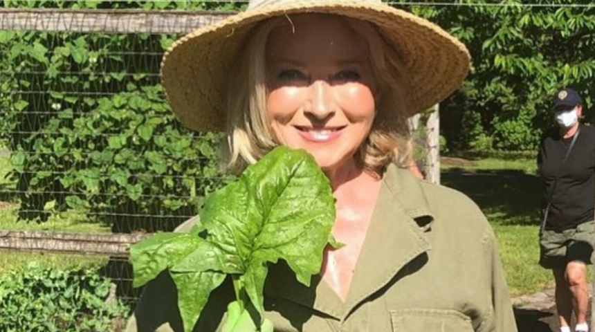 81 yaşındaki Martha Stewart'ın yaşlanma karşıtı bakımı! Genç görünmenin yolu oldukça basit