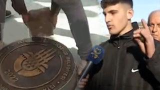 İBB'nin cami motifli desenleri yer koymasına sinirlendi, denize attı! Allah için söktüm, burası Müslüman ülkesi diye tepki gösterdi... Sosyal medyada hızla yayıldı