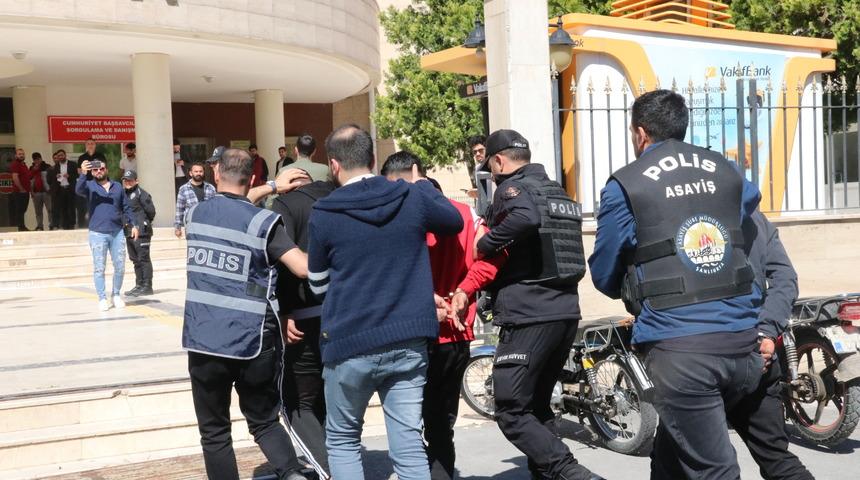 Şanlıurfa'da kavgaya karıştıkları iddiasıyla gözaltına alınan 12 kişiden 8'i tutuklandı