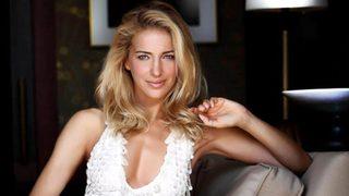 Burcu Esmersoy stil önerisi verirken sütyenini çıkardı! Sosyal medyada olay oldu