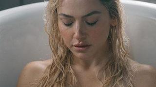 Hadise gömleğinin düğmelerini açıp poz verdi! Göğüs dekoltesi olay oldu