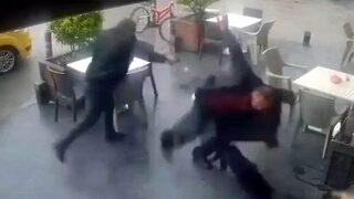 Eşiyle mesajlaşan akrabasına kurşun yağdırdı! Korkunç cinayet anı kamerada