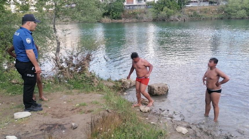 Ölüme yüzen çocuklara polis müdahalesi