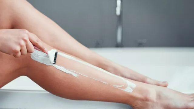 Uzmanı bacağınızı yanlış tıraş ettiğinizi paylaştı! Pürüzsüz bacaklar için...