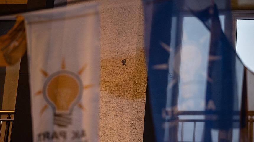 AK Parti se&ccedil;im b&uuml;rosu &ouml;n&uuml;nde silah sesleri duyulmuştu! 2 kişi tutuklandı