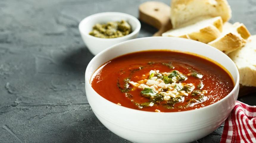 Buram buram kokusuyla sizi cezbedecek fesleğenli domates çorbası nasıl yapılır? Zuhal Topal'la Yemekteyiz fesleğenli domates çorbası tarifi