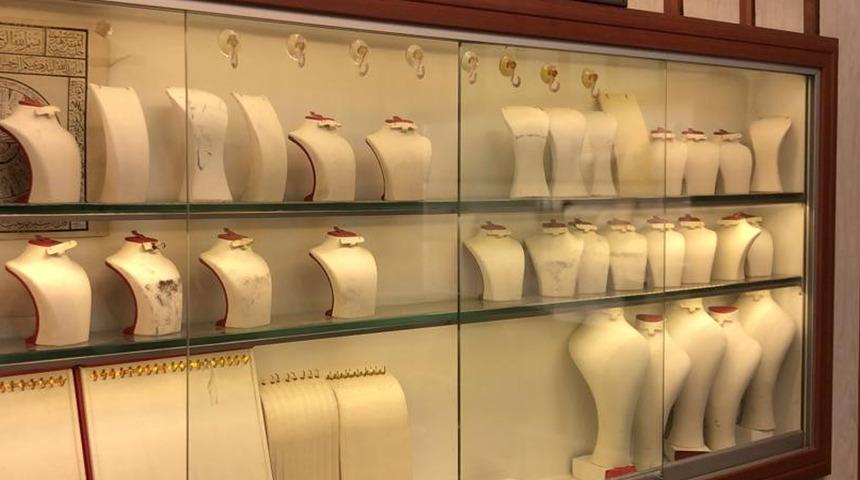 Filmleri aratmayan soygun: Duvarı delip kuyumcuya girdiler, kilolarca altın çaldılar!