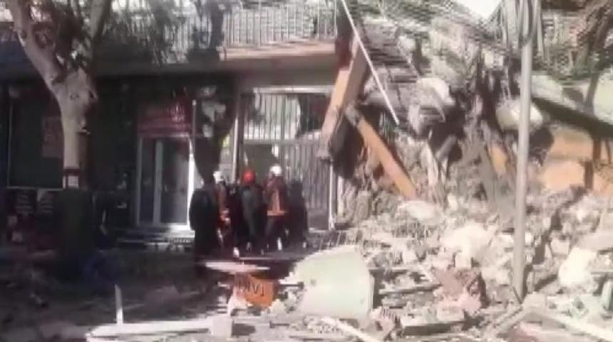 SON DAKİKA | Malatya'da ağır hasarlı bina çöktü! Yan binadaki 4 kişiyi ekipler kurtardı