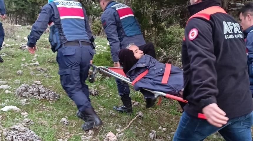 Konya'da kayalıklardan d&uuml;şen kişiyi jandarma ve AFAD ekipleri kurtardı