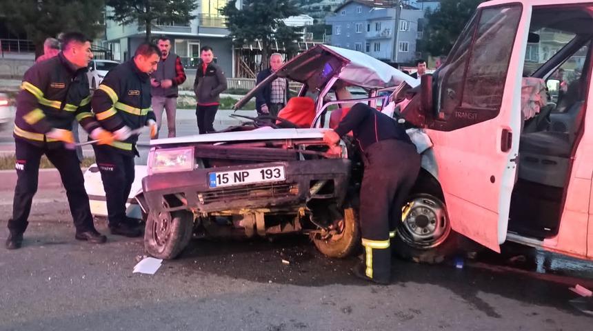Burdur'da minibüsle çarpışan otomobilin sürücüsü öldü, 3 kişi yaralandı