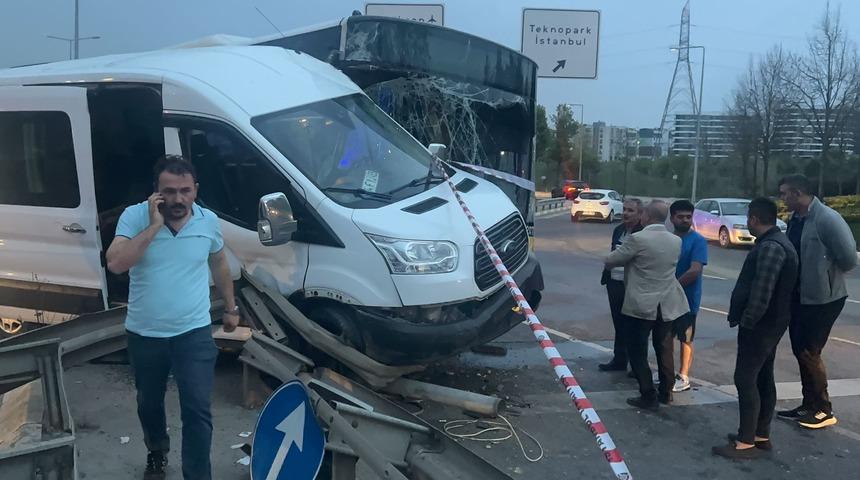 Pendik'te İETT otobüsü ile servis aracı çarpıştı, 5 kişi yaralandı