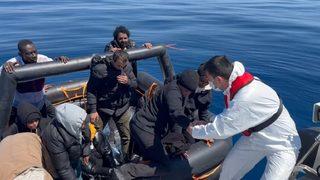 Çanakkale açıklarında 18 düzensiz göçmen kurtarıldı