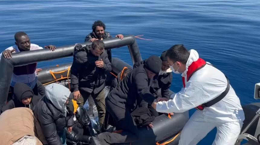 Çanakkale açıklarında 18 düzensiz göçmen kurtarıldı