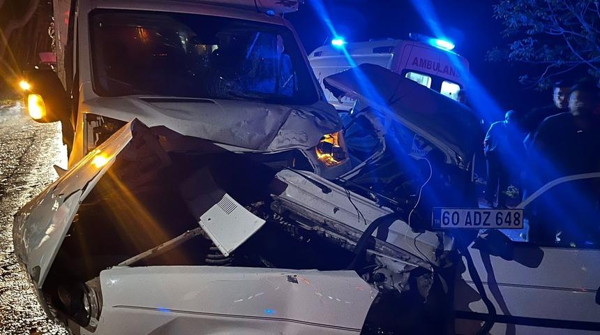 Tokat'ta kamyonet ile otomobilin çarpışması sonucu 2 kişi yaralandı