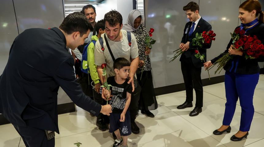 Sudan'dan tahliye edilen vatandaşlar Türkiye'ye döndü