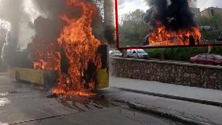 Bir anda başladı, alevler tamamını sardı! İETT otobüsünde yangın korkuttu: Dikkat çeken görüntüler