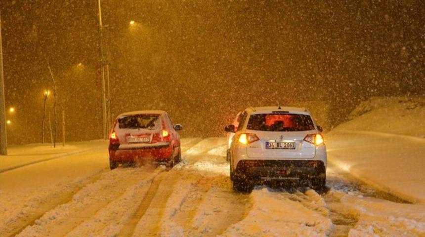 Kar bir anda bastırdı! Yoğun yağış yolları kapattı