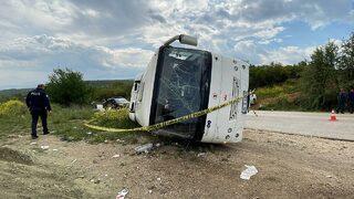 Bursa'da tırla çarpışarak devrilen öğrenci servisindeki 23 kişi yaralandı