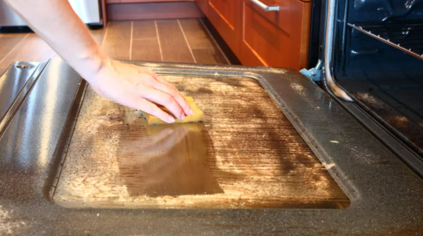 Fırındaki inat&ccedil;ı yağ lekelerini 10 dakika s&ouml;k&uuml;p atıyor! Ovalamanıza bile gerek kalmayacak