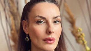 Zeynep Koltuk göğüs dekolteli pozuyla sosyal medyayı sallladı! Beğeni yağdı