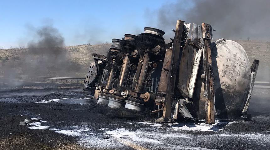 Şırnak'ta akaryakıt tankeriyle kamyonetin çarpıştığı kazada 1 kişi öldü, 5 kişi yaralandı