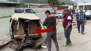 Görenler dönüp bir daha baktı! İzmir'de feci kaza: Otomobil ortadan ikiye bölündü