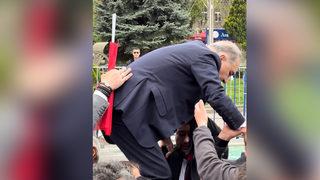 İlginç anlar! Milletvekili adayı miting alanına girmek için bariyerlerin üzerine çıktı