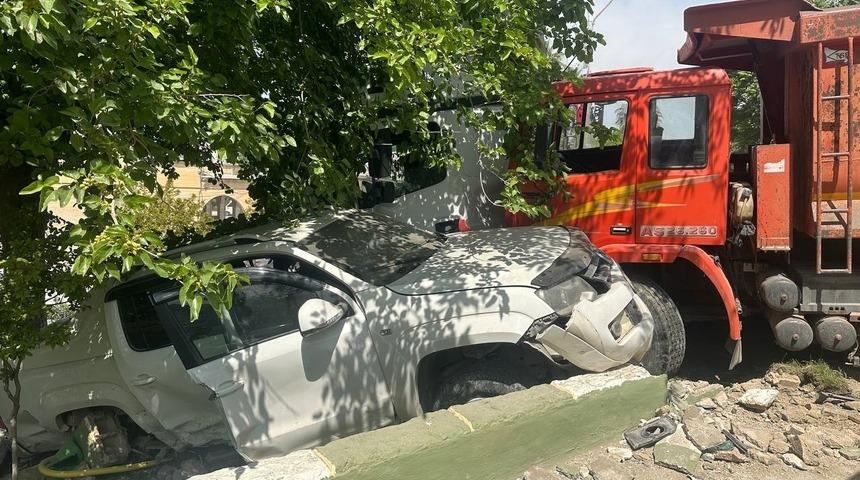 Freni patlayan kamyon, araçları önüne katıp sürükledi