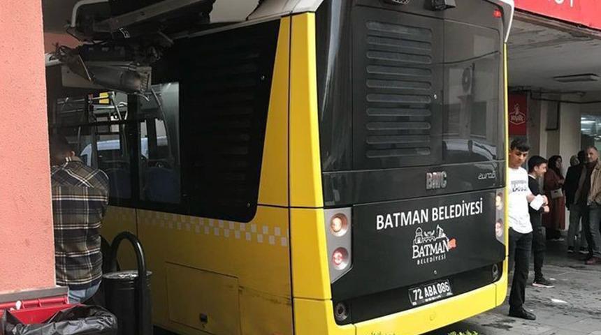 Fenalaşan yolcuyu hastaneye yetiştiren belediye otobüsü acil girişinde sıkıştı!